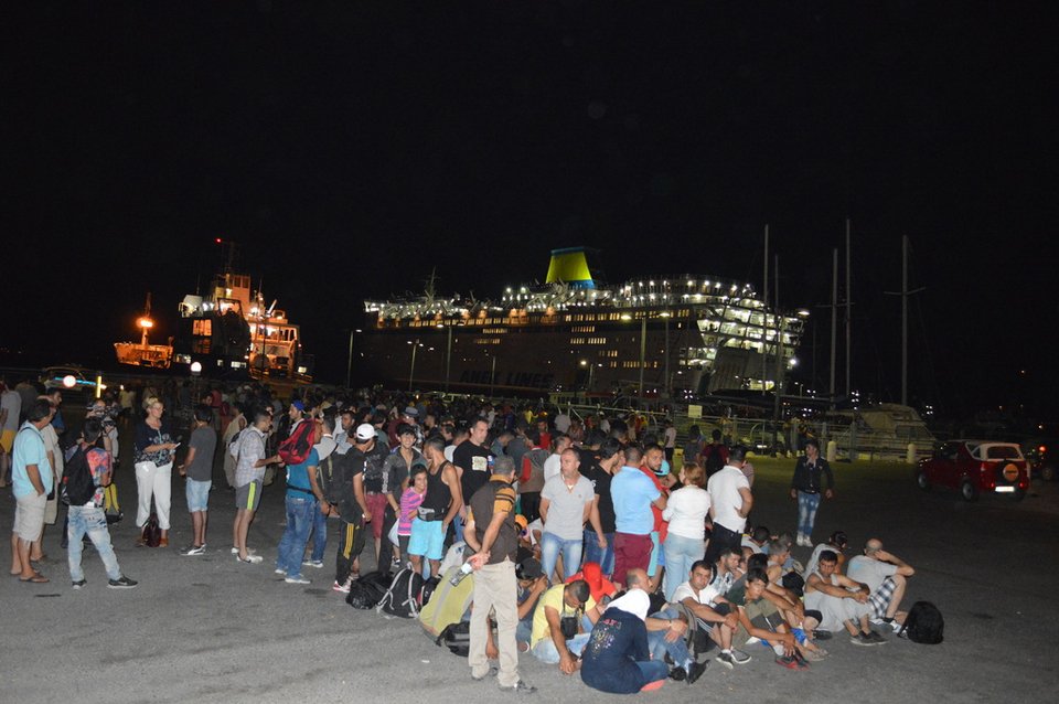 Μπήκαν στο «Ελευθέριος Βενιζέλος» οι πρώτοι μετανάστες -Οι διαμαρτυρίες και η κάλυψη από τον διεθνή Τύπο [εικόνες & βίντεο] | iefimerida.gr 9