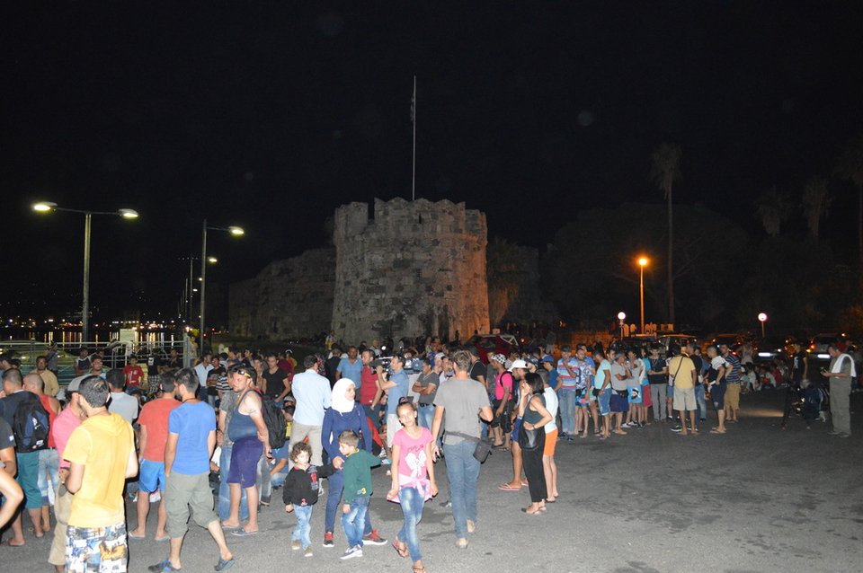 Μπήκαν στο «Ελευθέριος Βενιζέλος» οι πρώτοι μετανάστες -Οι διαμαρτυρίες και η κάλυψη από τον διεθνή Τύπο [εικόνες & βίντεο] | iefimerida.gr 10