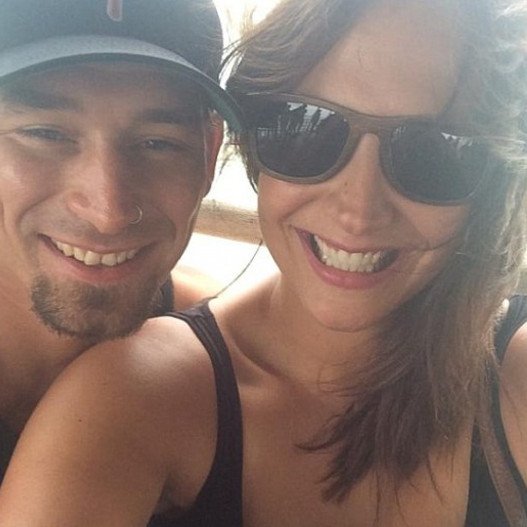  Eλικας αεροπλάνου ξεκόλλησε από τη θέση του, καρφώθηκε στην καμπίνα και τραυμάτισε γυναίκα [εικόνες] | iefimerida.gr 4