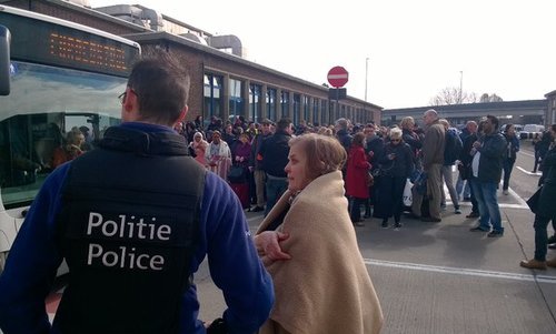 Βρυξέλλες: Ανθρωποι κατεβαίνουν στο δρόμο και γράφουν με κιμωλία -«Μαζί ενάντια στο μίσος» [εικόνες] | iefimerida.gr 9