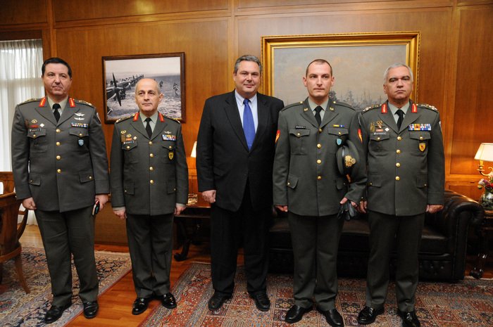 Αυτός είναι ο λοχίας που βρήκε στο δρόμο 3.000 ευρώ και τα επέστρεψε [εικόνες] | iefimerida.gr 0