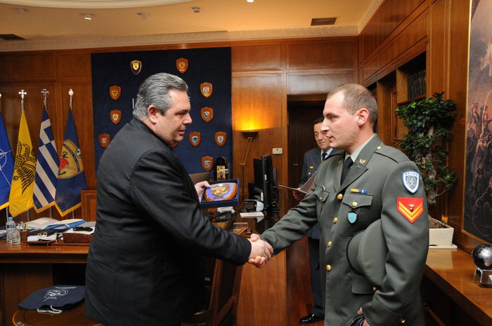 Αυτός είναι ο λοχίας που βρήκε στο δρόμο 3.000 ευρώ και τα επέστρεψε [εικόνες] | iefimerida.gr 1