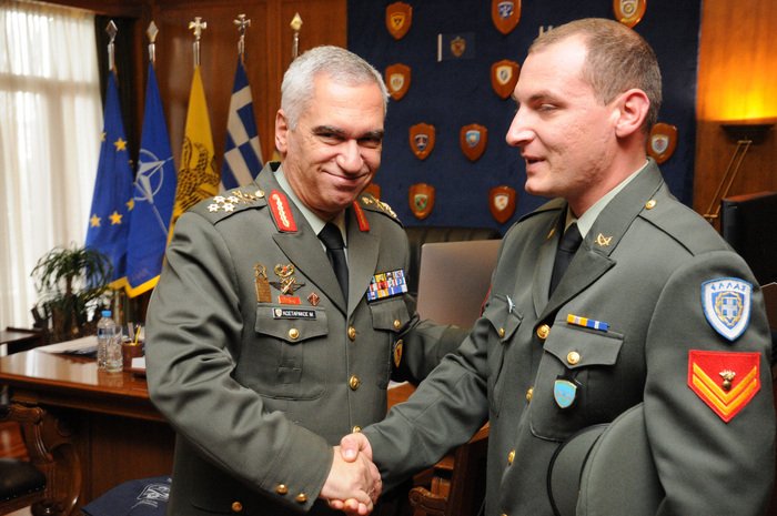 Αυτός είναι ο λοχίας που βρήκε στο δρόμο 3.000 ευρώ και τα επέστρεψε [εικόνες] | iefimerida.gr 2