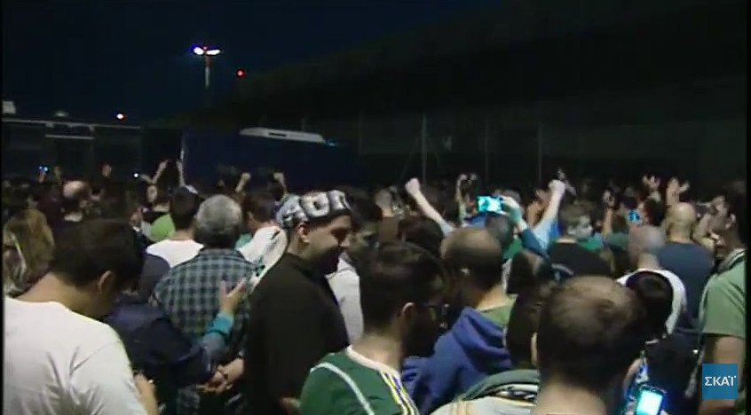 Χαμός στο αεροδρόμιο με τους οπαδούς του Παναθηναϊκού στην άφιξη του Μίκαελ Εσιέν [εικόνες] | iefimerida.gr 2