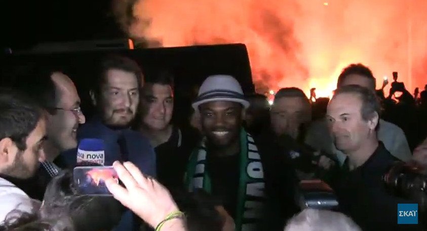 Χαμός στο αεροδρόμιο με τους οπαδούς του Παναθηναϊκού στην άφιξη του Μίκαελ Εσιέν [εικόνες] | iefimerida.gr 3