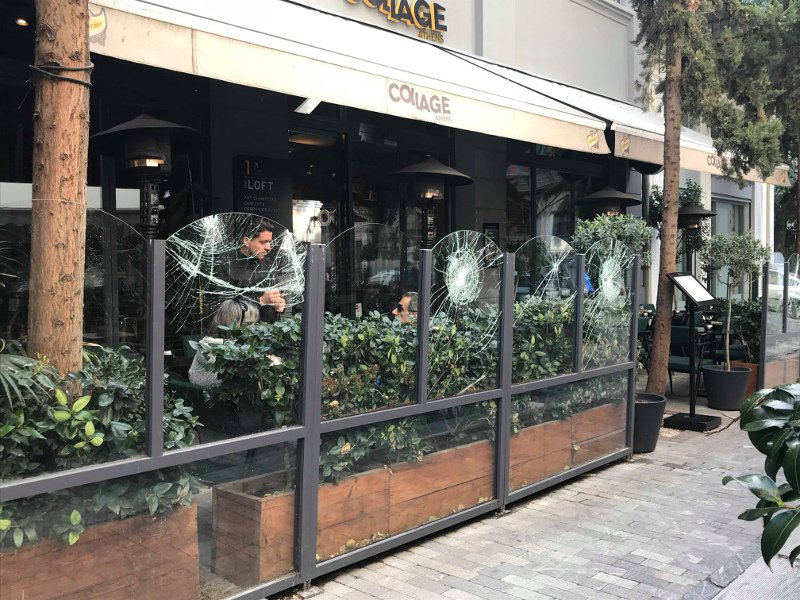 Αναρχικοί έσπασαν καταστήματα στην Ερμού για τον βομβιστή Γιαγτζόγλου [εικόνες] | iefimerida.gr 1