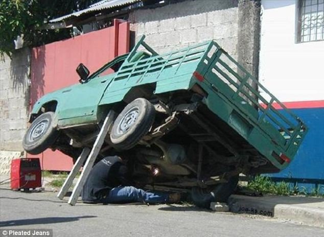 Αυτά είναι τα πιο επικίνδυνα επαγγέλματα -Αστείες στιγμές από εργάτες που ξεγελούν τον θάνατο [εικόνες] | iefimerida.gr 0