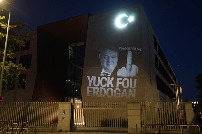 «Yuck Fou Erdogan» το μήνυμα με τον Ζίγκμαρ Γκάμπριελ που πρόβαλαν ακτιβιστές στην τουρκική πρεσβεία στο Βερολίνο | iefimerida.gr 0