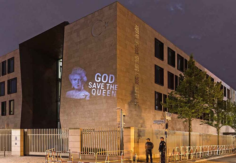 «Yuck Fou Erdogan» το μήνυμα με τον Ζίγκμαρ Γκάμπριελ που πρόβαλαν ακτιβιστές στην τουρκική πρεσβεία στο Βερολίνο | iefimerida.gr 3