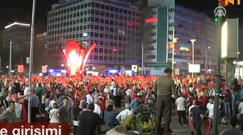 Συμπλοκές στους δρόμους της Τουρκίας μεταξύ οπαδών του Ερντογάν και στρατού [βίντεο] | iefimerida.gr 1