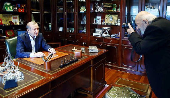 Ενας αλλος Ερντογάν: Αγκαλιά με τα εγγόνια του, στο σπίτι του στην Κωνσταντινούπολη [εικόνες] | iefimerida.gr 0