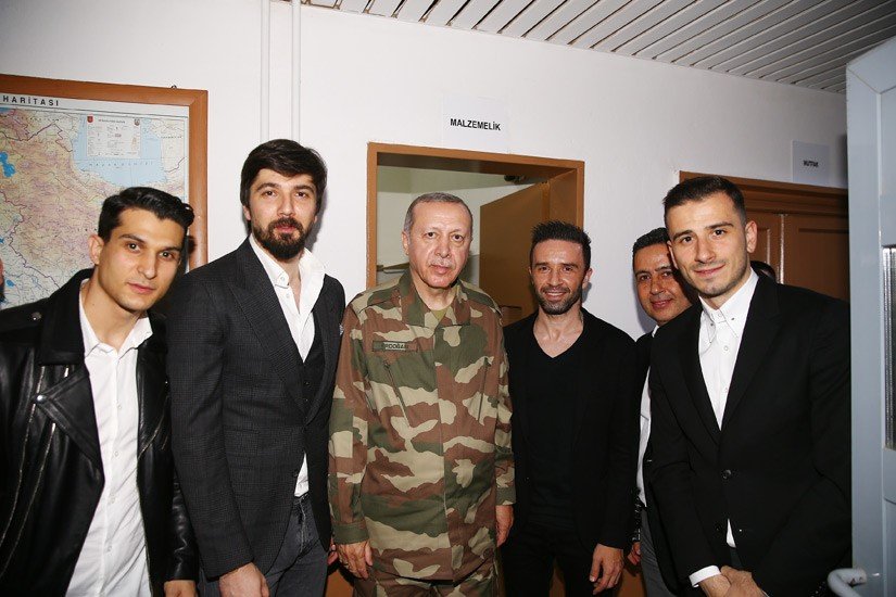 Σόου Ερντογάν στα σύνορα με Συρία: Με στολή παραλλαγής, δίπλα σε διάσημους, με μωρά και κλαρίνα [εικόνες & βίντεο] | iefimerida.gr 4