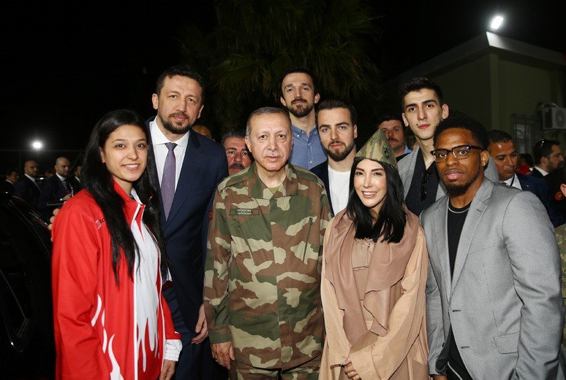 Σόου Ερντογάν στα σύνορα με Συρία: Με στολή παραλλαγής, δίπλα σε διάσημους, με μωρά και κλαρίνα [εικόνες & βίντεο] | iefimerida.gr 1