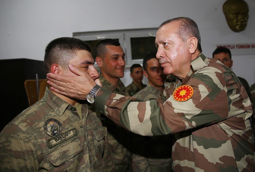 Σόου Ερντογάν στα σύνορα με Συρία: Με στολή παραλλαγής, δίπλα σε διάσημους, με μωρά και κλαρίνα [εικόνες & βίντεο] | iefimerida.gr 0