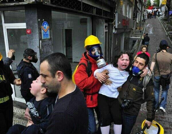 Ο Ερντογάν πέταξε χημικά στη συγκέντρωση της Πρωτομαγιάς -Παιδάκια κινδύνευσαν με ασφυξία [εικόνες] | iefimerida.gr 0