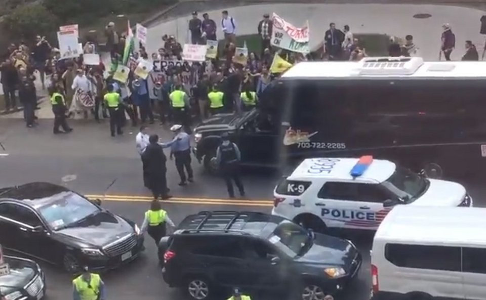 Ουάσιγκτον: Σωματοφύλακες του Ερντογάν χτύπησαν διαδηλωτές και δημοσιογράφους [εικόνες & βίντεο] | iefimerida.gr 1