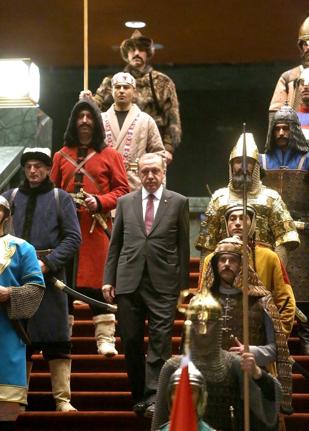 Ερντογάν:Το απίστευτο σόου με τους 16 πολεμιστές που έστησε στο παλάτι του [εικόνες] | iefimerida.gr 3