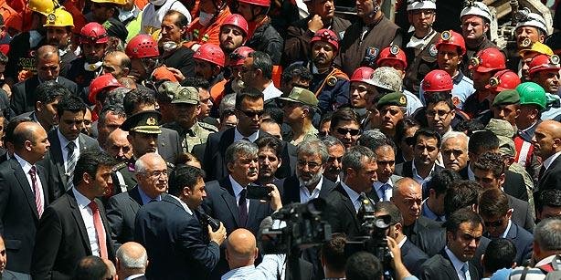 Ο Ερντογάν τους κλωτσάει, ο Γκιούλ τους αγκαλιάζει -Οργή στην Τουρκία με τους 282 νεκρούς στο ορυχείο [εικόνες] | iefimerida.gr 5