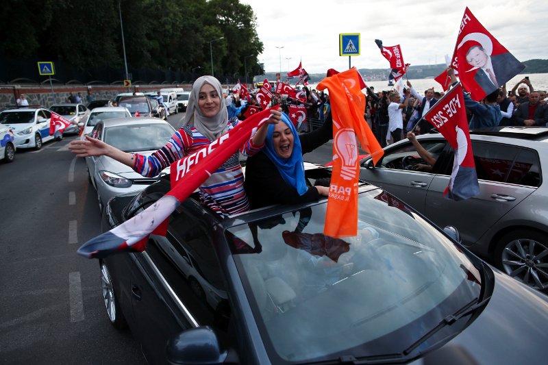 Ατελείωτο γλέντι στην Κωνσταντινούπουλη από οπαδούς του Ερντογάν -Τραγούδι και χορός [βίντεο] | iefimerida.gr 1