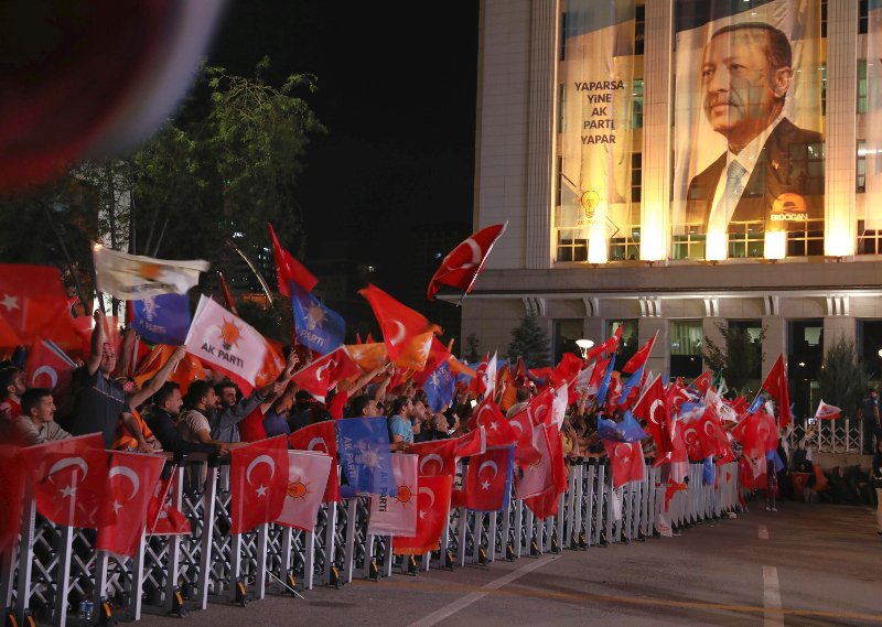 Ατελείωτο γλέντι στην Κωνσταντινούπουλη από οπαδούς του Ερντογάν -Τραγούδι και χορός [βίντεο] | iefimerida.gr 2