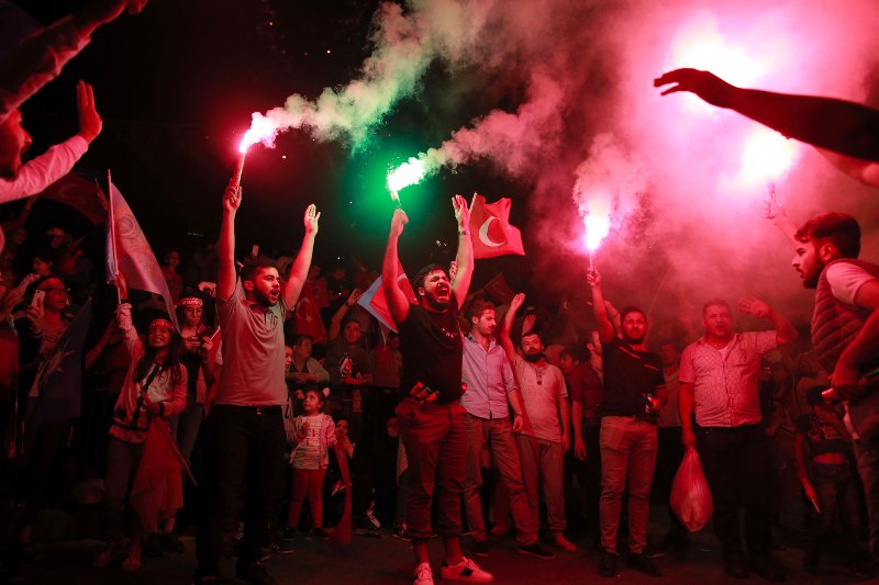 Ατελείωτο γλέντι στην Κωνσταντινούπουλη από οπαδούς του Ερντογάν -Τραγούδι και χορός [βίντεο] | iefimerida.gr 3