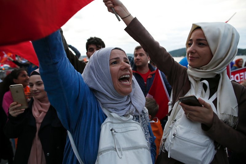 Ατελείωτο γλέντι στην Κωνσταντινούπουλη από οπαδούς του Ερντογάν -Τραγούδι και χορός [βίντεο] | iefimerida.gr 4