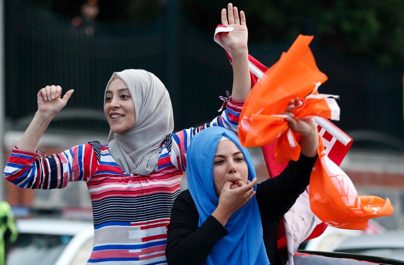 Ατελείωτο γλέντι στην Κωνσταντινούπουλη από οπαδούς του Ερντογάν -Τραγούδι και χορός [βίντεο] | iefimerida.gr 5