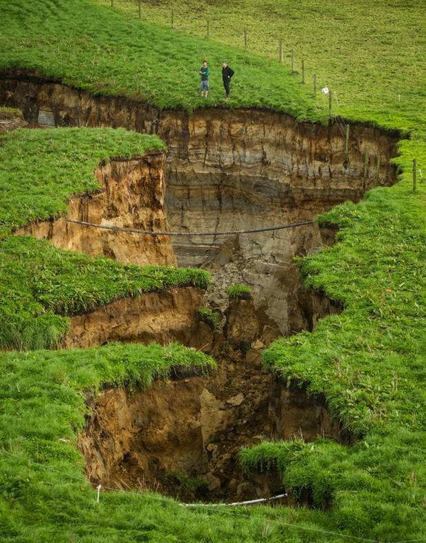 Νεοζηλανδός πήγε το πρωί για δουλειά στο χωράφι και βρέθηκε μπροστά σε μια τρύπα 200 μέτρων! [βίντεο]  | iefimerida.gr 0