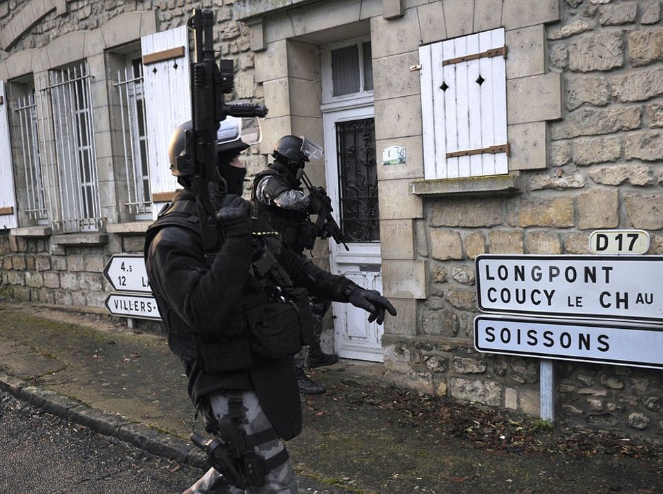 Ασύλληπτοι  οι μακελάρηδες του Charlie Hebdo -Καρέ-καρέ η επιχείρηση εντοπισμού τους στο τεράστιο δάσος που έχει το μέγεθος του Παρισιού [εικόνες & βίντεο] | iefimerida.gr 5