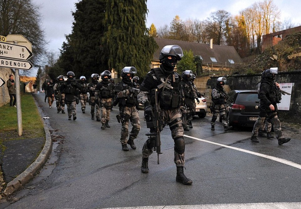 Ασύλληπτοι  οι μακελάρηδες του Charlie Hebdo -Καρέ-καρέ η επιχείρηση εντοπισμού τους στο τεράστιο δάσος που έχει το μέγεθος του Παρισιού [εικόνες & βίντεο] | iefimerida.gr 6