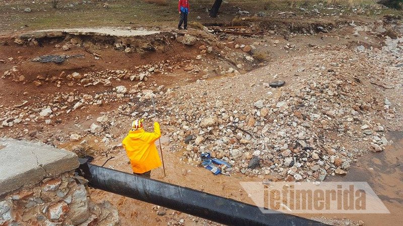 Θεομηνία στη Δυτική Αττική: Με κοντάρια ψάχνουν στη λάσπη για αγνοούμενους | iefimerida.gr 0