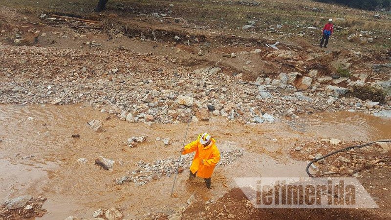 Θεομηνία στη Δυτική Αττική: Με κοντάρια ψάχνουν στη λάσπη για αγνοούμενους | iefimerida.gr 2