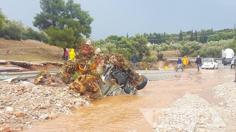 Θεομηνία στη Δυτική Αττική: Με κοντάρια ψάχνουν στη λάσπη για αγνοούμενους | iefimerida.gr 3