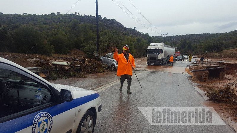 Θεομηνία στη Δυτική Αττική: Με κοντάρια ψάχνουν στη λάσπη για αγνοούμενους | iefimerida.gr 4