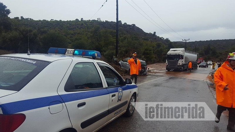 Θεομηνία στη Δυτική Αττική: Με κοντάρια ψάχνουν στη λάσπη για αγνοούμενους | iefimerida.gr 5