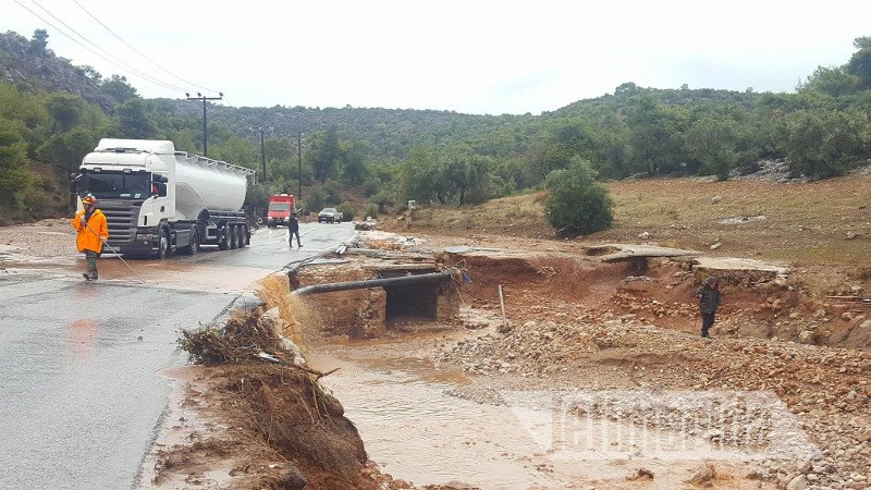 Θεομηνία στη Δυτική Αττική: Με κοντάρια ψάχνουν στη λάσπη για αγνοούμενους | iefimerida.gr 1