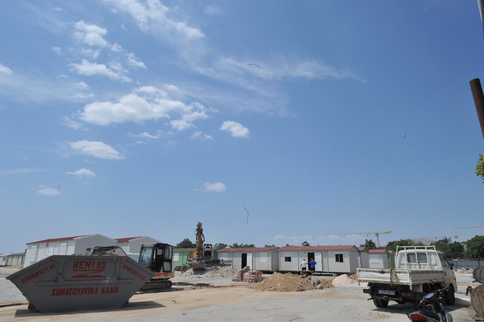 Πυρετώδεις εργασίες στον Βοτανικό για να μετεγκατασταθούν οι πρόσφυγες [εικόνες] | iefimerida.gr 2