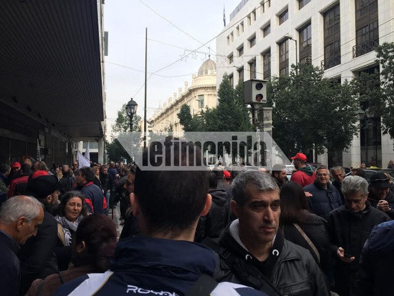 Εργαζόμενοι σε προγράμματα του ΟΑΕΔ έστησαν σκηνές έξω από το υπ. Εργασίας: Εδώ θα κάνουμε Χριστούγεννα [εικόνες] | iefimerida.gr 0