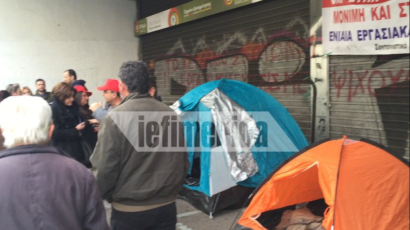 Εργαζόμενοι σε προγράμματα του ΟΑΕΔ έστησαν σκηνές έξω από το υπ. Εργασίας: Εδώ θα κάνουμε Χριστούγεννα [εικόνες] | iefimerida.gr 3