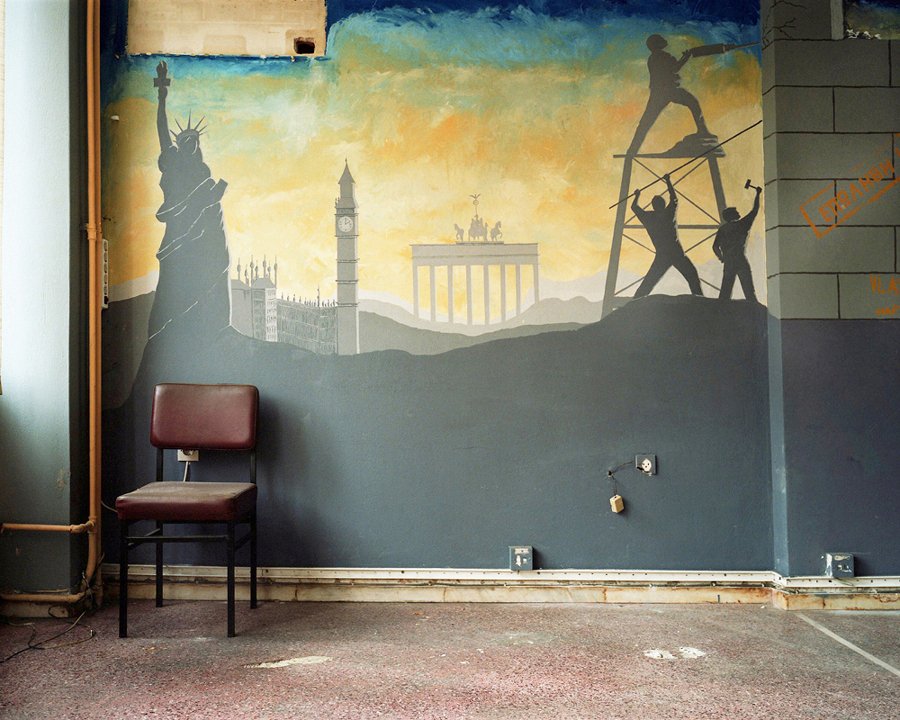 To Νew Yorker φωτογραφίζει υπουργεία, κόμματα, οργανισμούς στην Ελλάδα – Ενυδρεία, σκαλιστοί καναπέδες και ο Τσε Γκεβάρα [εικόνες] | iefimerida.gr 2