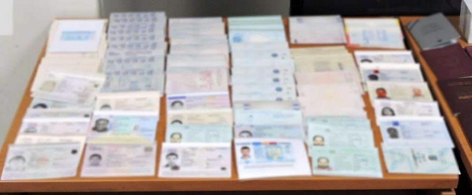 Ανακάλυψαν εργαστήριο πλαστών διαβατηρίων και ταυτοτήτων στο κέντρο της Αθήνας [εικόνες] | iefimerida.gr 1