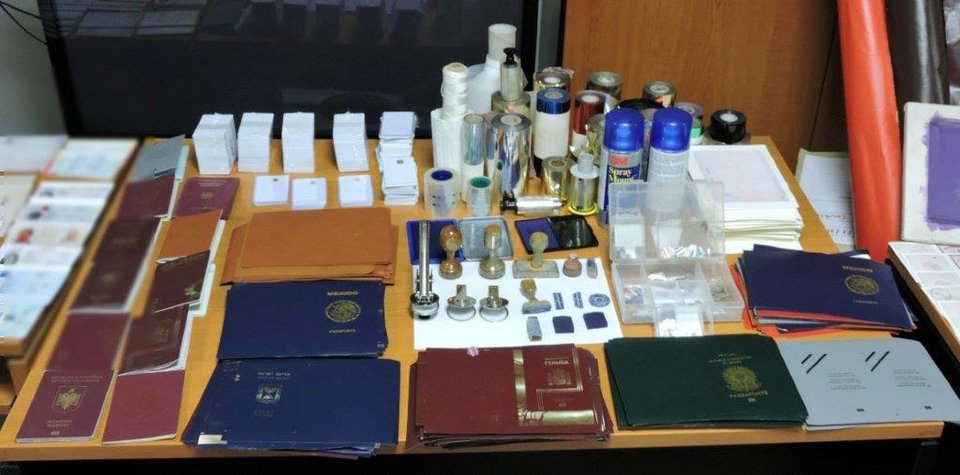 Ανακάλυψαν εργαστήριο πλαστών διαβατηρίων και ταυτοτήτων στο κέντρο της Αθήνας [εικόνες] | iefimerida.gr 3
