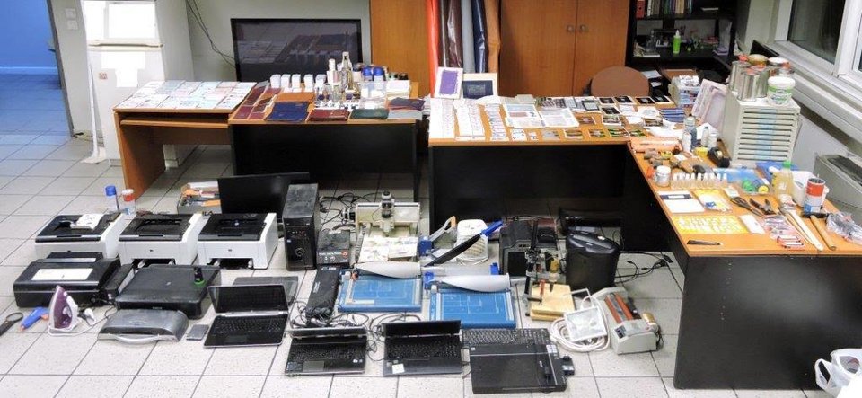 Ανακάλυψαν εργαστήριο πλαστών διαβατηρίων και ταυτοτήτων στο κέντρο της Αθήνας [εικόνες] | iefimerida.gr 0