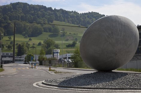 Το τεράστιο γλυπτό, κυρτή βελόνα, του Κώστα Βαρώτσου που ξετρέλανε τους Ελβετούς -Το ψήφισαν ως το καλύτερο [εικόνες] | iefimerida.gr 2