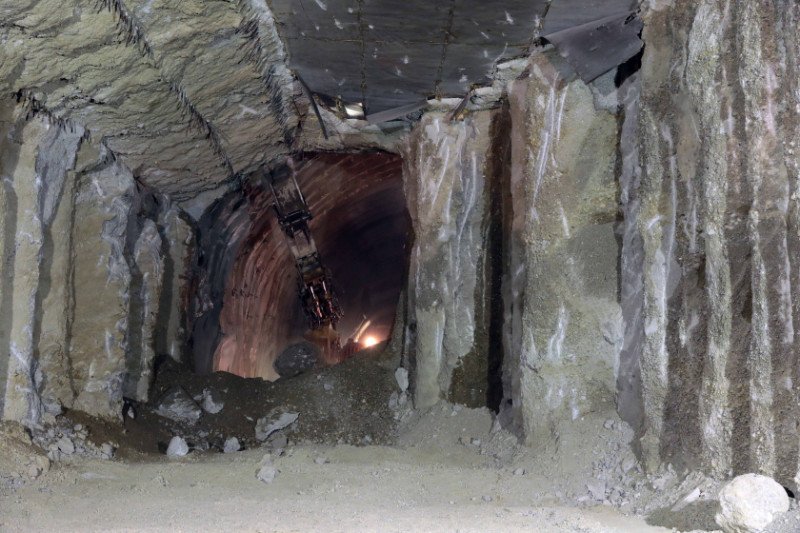 Ολοκληρώθηκε η υπόγεια σήραγγα στο Δερβένι, για το τρένο [εικόνες] | iefimerida.gr 1