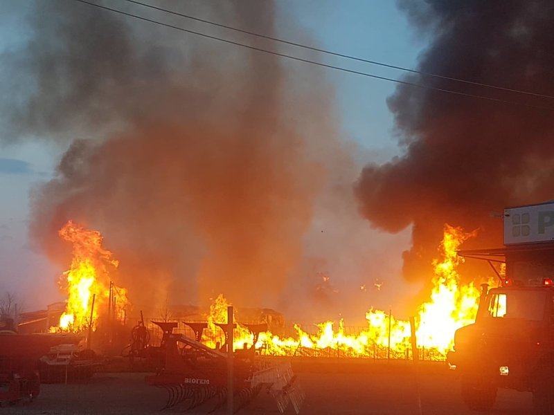 Φωτιά ξέσπασε σε εργοστάσιο ξυλείας στον Πλατύκαμπο