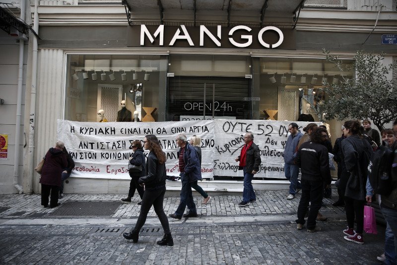 Διαδήλωση με πανό και στο κέντρο της Αθήνας για τα ανοιχτά καταστήματα [εικόνες] | iefimerida.gr 3