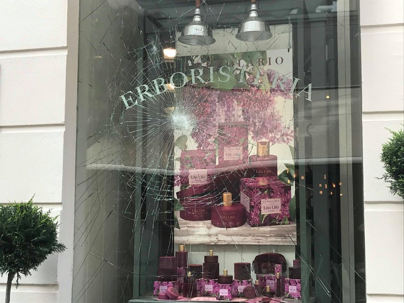 Αναρχικοί έσπασαν καταστήματα στην Ερμού για τον βομβιστή Γιαγτζόγλου [εικόνες] | iefimerida.gr 2