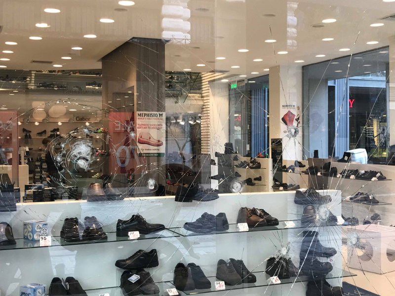 Αναρχικοί έσπασαν καταστήματα στην Ερμού για τον βομβιστή Γιαγτζόγλου [εικόνες] | iefimerida.gr 3