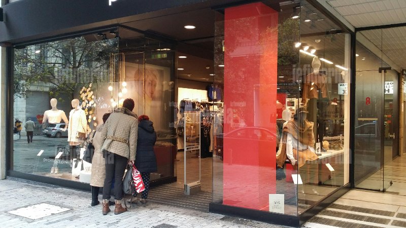  Η Ερμού δεν θυμίζει πια Χριστούγεννα -Γιατί τα καταστήματα δεν στόλισαν [εικόνες] | iefimerida.gr 0